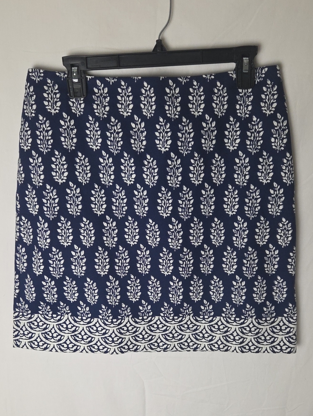 Talbots Women's Navy and White Dabu Printed Pencil Skirt‎ Size 8